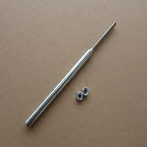 Einstellschraube für Düsenschaft von Remeha. Silberne Metallstange mit zwei entsprechenden Unterlegscheiben auf neutralem Hintergrund.